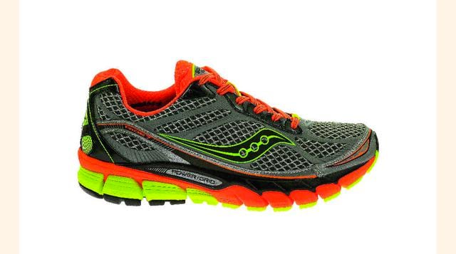 Para correr de noche, nada como unas Saucony Ride 7. Transpirables, ligeras y con 360º de reflectividad para ser visto. Son de alta amortiguación y rápida respuesta, con un sistema en la zona de apoyo que absorbe el impacto del talón. (Foto: Expansión)