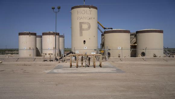 Los tanques de agua y petróleo crudo se muestran el 24 de abril de 2020 cerca de Midland, Texas. (Foto de Paul Ratje / AFP)