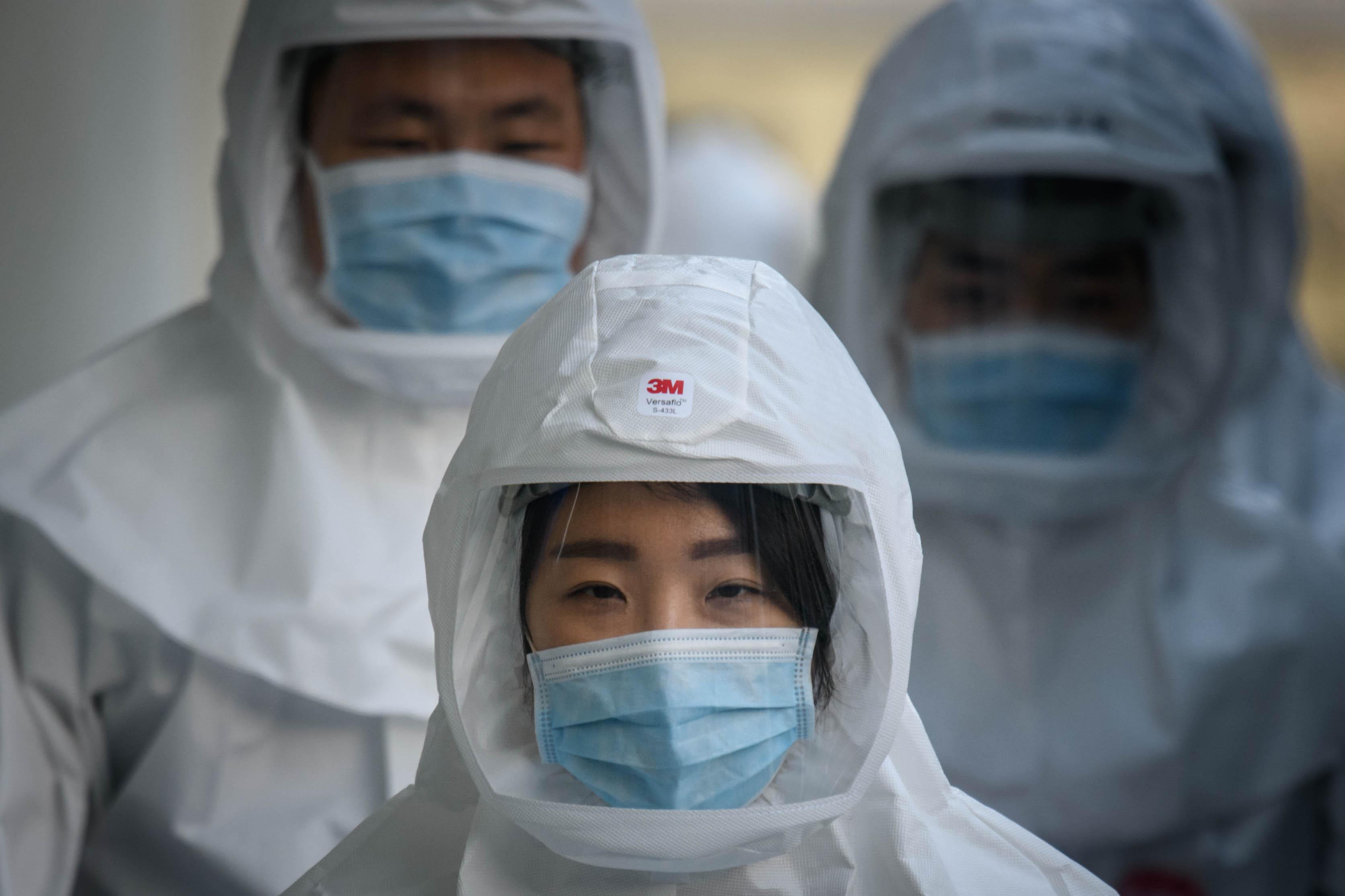 China reportó 12 nuevos casos confirmados de coronavirus el 19 de abril, la cifra más baja desde el 13 de marzo. (Foto: Ed JONES / AFP)