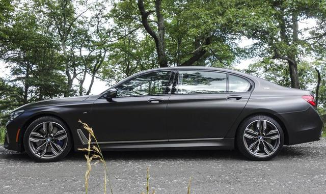 BMW fabrica otro gran sedán que podríamos poner en esa categoría, el Alpina B7. Ese es el auto de US$ 138,800 con motor V8 que BMW construye con su socio de ingeniería, Alpina.