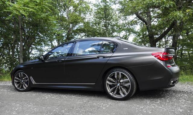 En realidad, si tuviera un M760i, yo viviría en la parte posterior del auto. Durante una semana, conduje recientemente a un puñado de amigos en él hasta Bear Mountain, desde Long Island, alrededor de varios lagos al norte del estado, y atravesando todo Br