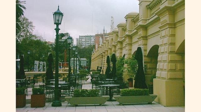 Recoleta, es otro de los favoritos en Buenos Aires, Argentina. Los extranjeros pagan en promedio unos US$ 590 por un departamento amblado de una habitación y US$ 590 y US$ 1,128 por uno de tres. (Foto: Wikipedia)