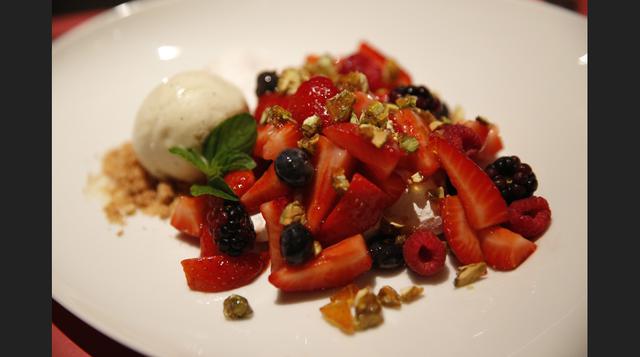 Postre clásico suizo con fresas, arándanos, pecanas caramelizadas y helado de "La Fondue" del Swissotel. (Foto: Manuel Melgar)