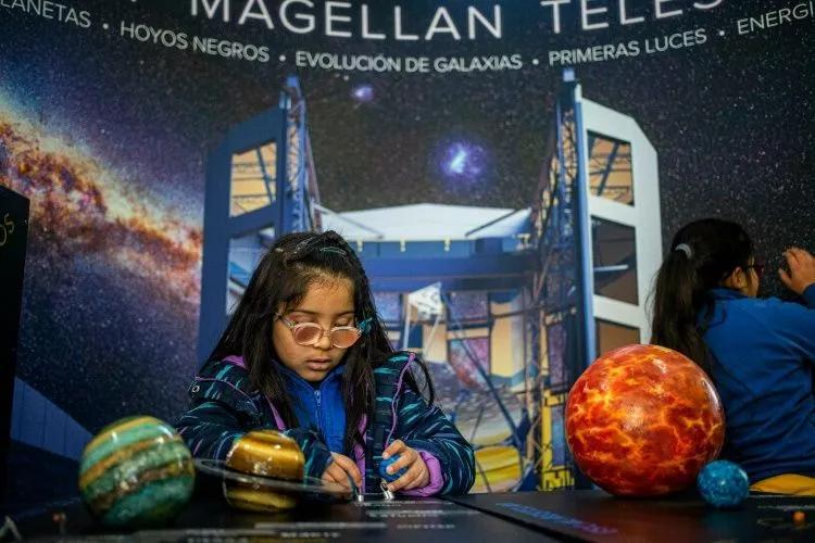 Con audífonos especiales y de la mano del Lightsound, los niños pudieron hacerse una idea de lo que se verá el próximo martes en el norte chileno. (Foto: AP)