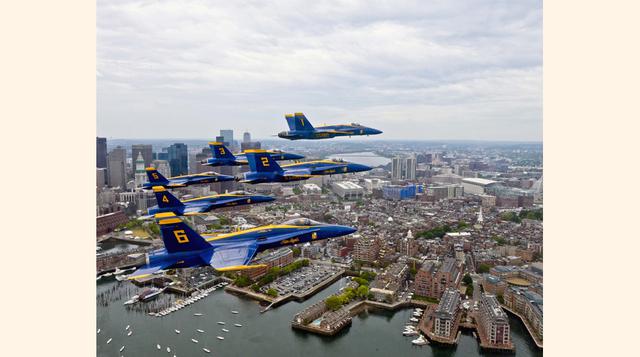 En esta foto del 26 de mayo del 2015 proporcionada por la Marina de los EE.UU., los Blue Angels realizan un espectáculo aéreo sobre Boston, MA. (Foto: AP)