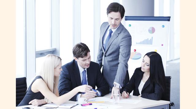 Experiencia: Un jefe experimentado se apoya en su experiencia para tomar decisiones acertadas, y la ejecución la delega en sus subordinados; un líder se apoya en la experiencia de sus colaboradores para tomar decisiones, y enseña con el ejemplo en la ejec