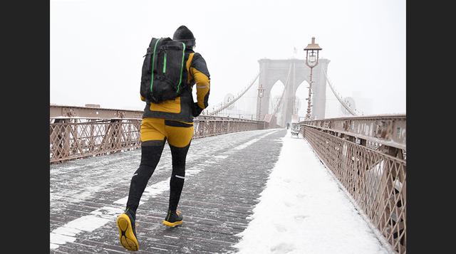 1 – La gente cruza el puente de Brooklyn en Nueva York. (Foto: AFP)