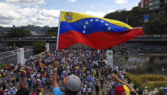 “Una vez la democracia más rica y estable de América Latina, la democracia, la economía y la sociedad de Venezuela se han derrumbado en los últimos años, en ese orden”, escribió Brian Porter. (Foto: AFP)