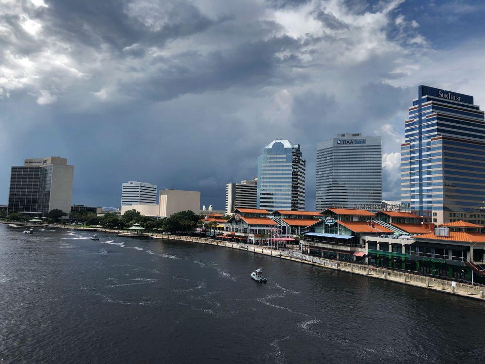 El tiroteo tuvo lugar en el Jacksonville Landing, un centro comercial y de entretenimiento. (Foto: AP)