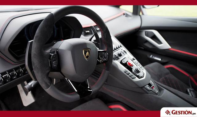 El elemento más increíble del Aventador S modelo 2018 es por mucho el sistema que desarrolló Lambo para que las ruedas traseras giren y direccionen el auto independientemente de las delanteras. O sea, es un auto con tracción en las cuatro ruedas y también