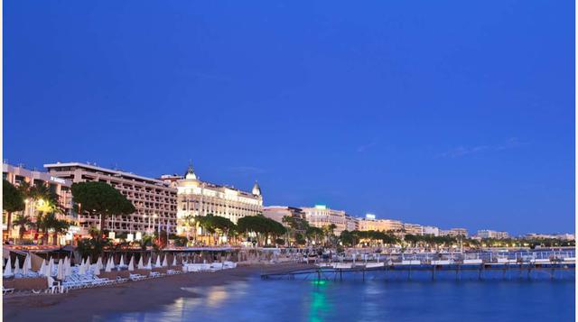 Paseo de la Croisette, Cannes; Hecha mundialmente famosa por el Festival de Cine de Cannes y las estrellas de cine, la Croisette tiene casi 7 kilómetros junto al mar. Un panorama azul reservado a los peatones, que no dejan de maravillarse con los palacios