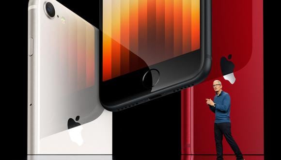 En esta imagen del folleto cortesía de Apple Inc., el CEO de Apple, Tim Cook, muestra el nuevo iPhone SE con 5G y el chip A15 Bionic, durante un evento especial en Apple Park en Cupertino, California, el 8 de marzo de 2022. (Foto de Brooks Kraft / Apple, Inc. / AFP)