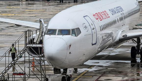 Esta foto de archivo tomada el 29 de mayo de 2020 muestra un avión Boeing 737-800 de China Eastern Airlines estacionado en el aeropuerto de Tianhe en Wuhan, provincia central de Hubei. (HECTOR RETAMAL / AFP).