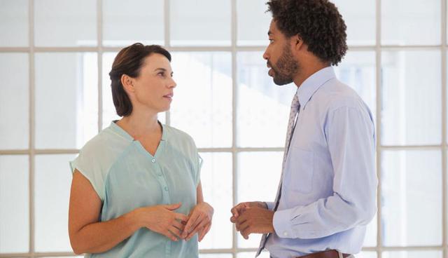 FOTO 2 | 2. Saltarse las contracciones: "No lo hice"
Las personas que mienten probablemente han ensayado mentalmente lo que van a decir, y pueden comenzar a hablar más formalmente en su negación. Saltarse las contracciones y otras palabras de conversación normales es una táctica común para agregar énfasis y tratar de sonar confiable.

En lugar de decir "No lo hice", dirán "Por supuesto que no lo hice" o dirán "no puedo recordarlo" en lugar de "no me acuerdo". Básicamente están exagerando su mentir intentando sonar más potente y menos refutables. Pero el lenguaje formal es innecesario (y no parece natural) si estás diciendo la verdad. (Foto: iStock)