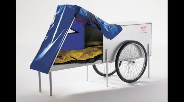 Se trata de proporcionar a la gente un espacio que llamen hogar cuando no tienen uno", sostiene Roke. Estas viviendas móviles, creadas por Winfried Baumann, cubren necesidades básicas de refugio, con el objetivo de ayudar a personas sin techo y damni