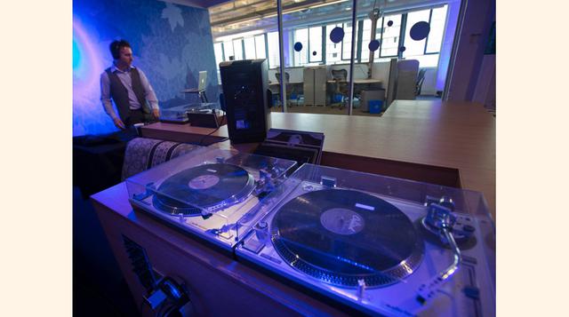 …o bajar a la sala de música para hacer girar los discos como DJ. (Foto: Reuters)