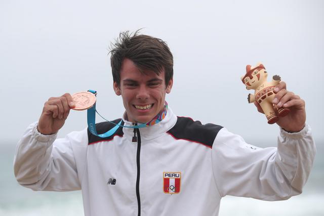 Itzel Delgado: Medalla de bronce en Surf SUP masculino. (Foto: EFE)