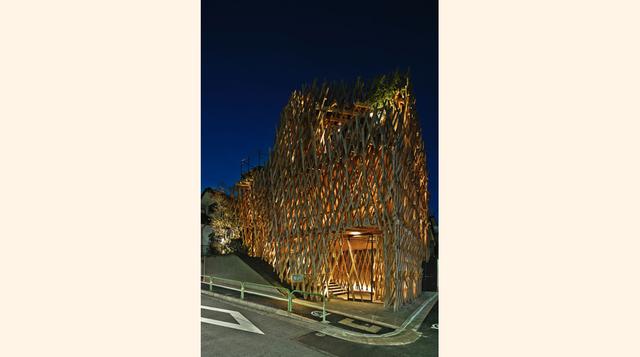 SunnyHills, Minami-Aoyama (Tokio, Japón). Esta tienda de pasteles muestra un diseño a base de madera singular, ubicado entre otras tiendas y cafés sofisticados. Los arquitectos encargados firman bajo el sello  de Kengo Kuma _ Associates. (Foto: domusweb)
