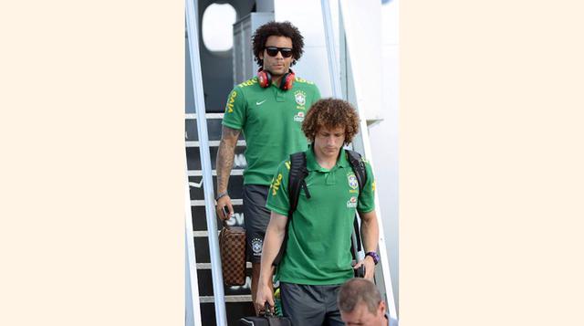 Marcelo: Futbolista del Real Madrid y gestor del primer autogol de Brasil 2014, en cancha propia. Podemos verlo bajando de un avión, bien acompañado de sus ‘Beats’. (Foto: Difusion internet)