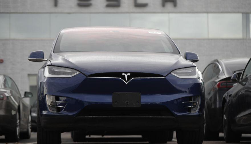 En el 2019, Tesla vendió unos 367,000 vehículos, un aumento de 50% respecto al año anterior. (Foto referencial: AP)