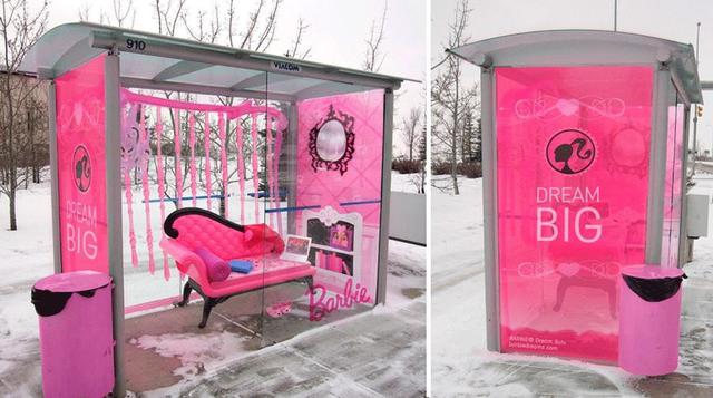 Barbie decidió instalar una parte de la casa de la emblemática muñeca en el paradero.