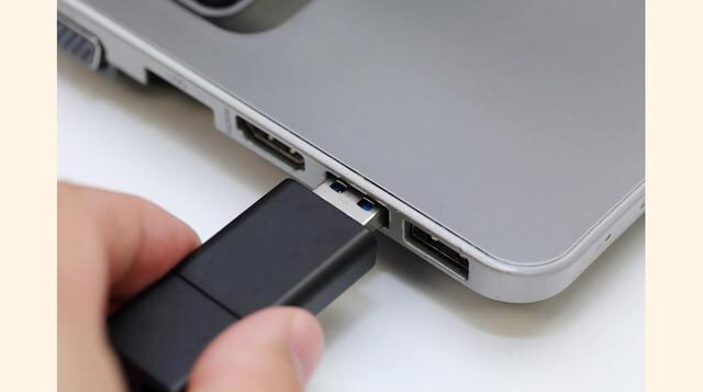 Para las empresas, la principal amenaza es un tipo de troyano (software malicioso) especializado en robo de datos financieros, presente en casi el 30% de los ataques. Estos virus se propagan por medio de USB, archivos adjuntos en los correos y por la desc