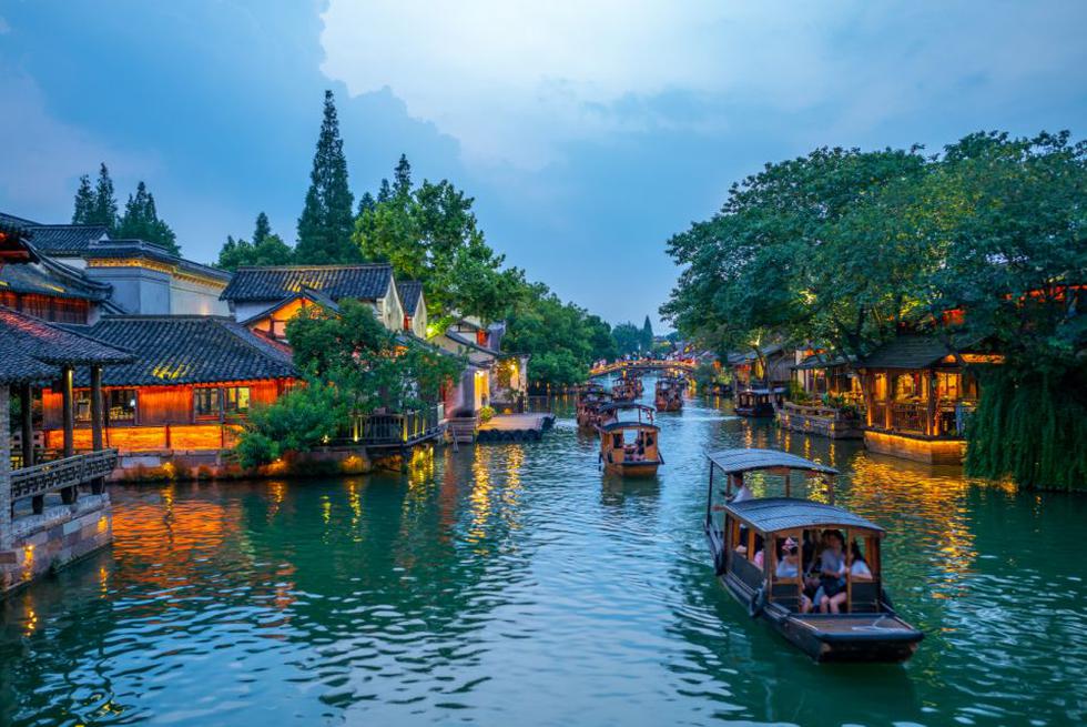 Wuzhen es un poblado que pertenece a la localidad de Tongxiang, en la provincia china de Zheijang. Sus casas de madera con fachadas moteadas se levantan sobre los canales que cruzan sus calles de piedra laja. Es conocida igualmente como la Ciudad de los Puentes. (Foto: Getty Images).