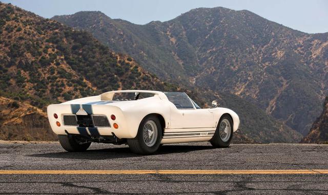Este GT40 (chasis N° 108, o GT/108), en particular, es uno de los 12 prototipos. Como tal, tiene algunas peculiaridades que no se ven en los coches de carrera, sobre todo, su chasis de acero, la falta de techo y neumáticos más pequeños que las versiones p