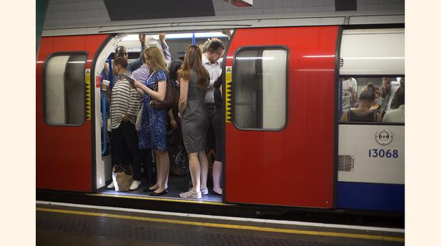 Londres, Inglaterra. El ‘Undeground’ londinense, conocido como el Tube, tiene 11 líneas y 270 estaciones. Se espera que desde septiembre de este año empiece a funcionar las 24 horas. Con tarjeta de usuario el pasaje cuesta 2.3 libras (US$ 3.6) y sin tarje