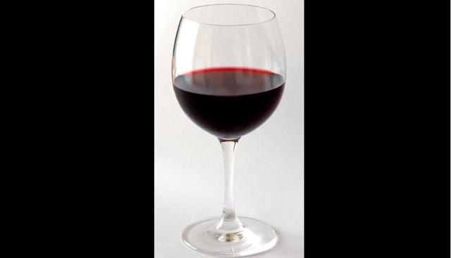 Por si fuera poco, la dieta MIND sugiere una copa de vino al día. Es una gran fuente de antioxidantes, los que ayudan con la buena salud del corazón. Además, previene daños a los vasos sanguíneos. (Wikipedia)