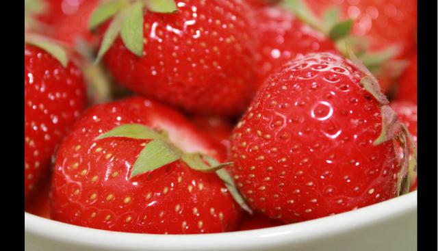 Por otra parte, CNN en Español sostiene que es importante consumir dos porciones semanales de arándanos o fresas. Estas frutas son una gran fuente de antioxidantes y son importantes para estimular a la memoria. (Pixabay.com)