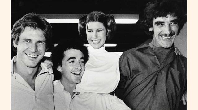 Harrison Ford, Anthony Daniels, Carrie Fisher y Peter Mayhew, durante un break en la filmación de un especial de televisión en Los Angeles en 1978. (Foto: AP).