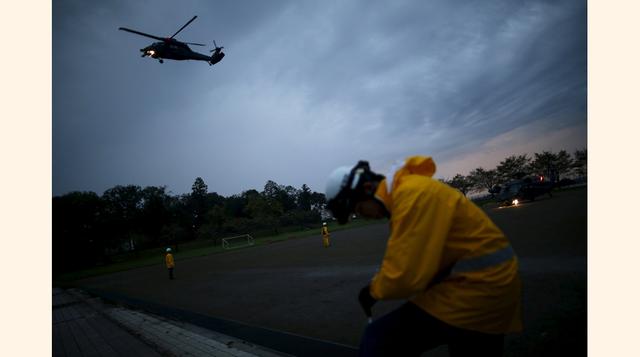 Helicópteros que sobrevolaban las aguas revueltas y turbias rescataron a muchas personas de los techos de sus casas. Había siete desaparecidos y al menos 17 heridos, uno de ellos de gravedad.