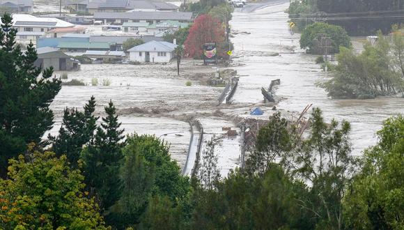 Una foto aérea tomada el 14 de febrero de 2023 muestra el puente Waiohiki y sus alrededores inundados por el río Tutaekuri después de que el ciclón Gabrielle tocara tierra cerca de la ciudad de Napier. (Foto de AFP)