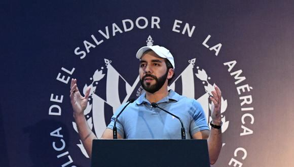 El presidente de El Salvador, Nayib Bukele, pronuncia un discurso tras emitir su voto en San Salvador el 4 de febrero de 2024. (Foto de Marvin RECINOS/AFP).