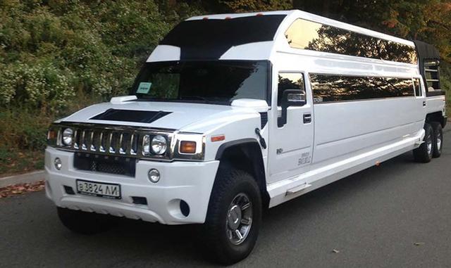 Foto 5 | Los Hummer convertidos en limusinas ya no son novedad. Sin embargo, ésta, llamada Hummer Transformer, es una exageración. Además de un interior a todo lujo, con bar, un espléndido equipo de audio y otras amenidades, tiene una terraza en la parte 