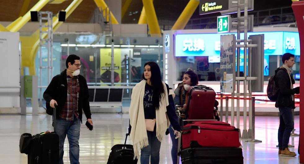 Los pasajeros caminan en el aeropuerto Adolfo Suárez Madrid-Barajas. España ha ordenado que todos los hoteles en su territorio cierren para ayudar a detener la propagación del coronavirus, bajo una nueva medida anunciada ayer en el boletín oficial del estado. (Referencial/AFP/JAVIER SORIANO).