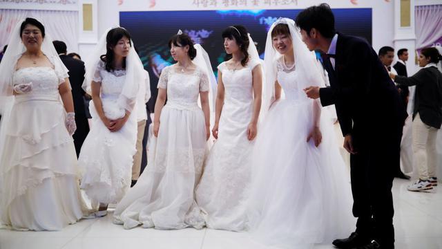 FOTO 12 | Algunas de las novias participantes eran amiga e inclusive familiares, quienes aprovecharon la ocasión para dar el sí a sus parejas.