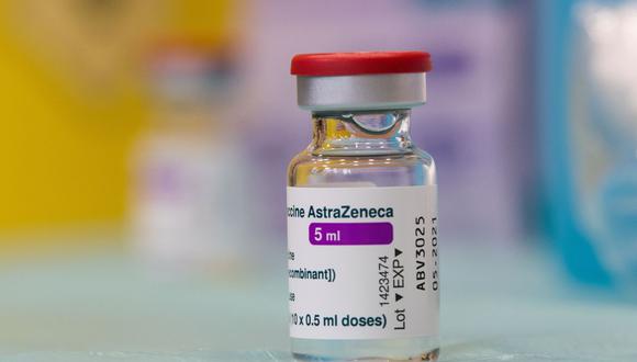 Coronavirus: Vacuna de AstraZeneca / Oxford contra el covid-19 tiene “eficacia limitada” ante la variante sudafricana. (Foto: Nikolay DOYCHINOV / AFP).