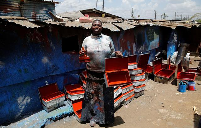 FOTO 18 | 18. Christine Akoth, 39, es pintora de metales en Nairobi (Kenia). (Foto: Reuters)