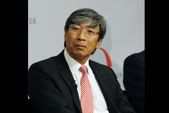 FOTO 5 | 6. Patrick Soon-Shiong. Nacido en Suráfrica de padres chinos, Patrick Soon-Shiong se trasladó a Canadá después de obtener su título de médico y finalmente se estableció en EE.UU. Después de trabajar en tratamientos para la diabetes y contra el cáncer, Soon-Shiong vendió varias de sus empresas de medicina por la cantidad de $2 mil millones (€1,62 mil millones).
Soon-Shiong se ha embarcado en un proyecto muy ambicioso con NantWorks, una empresa que pretende revolucionar la asistencia sanitaria mediante el uso de una gran cantidad de datos y la supercomputación.