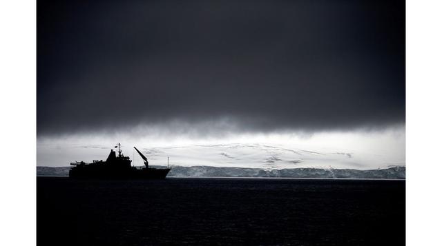 Barco de la Armada de Chile entrando a la península Hurd. La vista es desde las islas Livingston, que forman parte de las Islas Shetland del Sur, en la Antártida. Este lugar está afectado por un agujero en la capa de ozono. (Foto: AP)