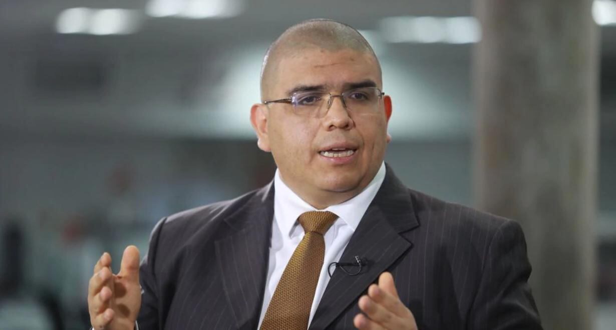 El ministro Fernando Castañeda informó que se han distribuido unas 80,000 mascarillas en los penales. (Foto: GEC)