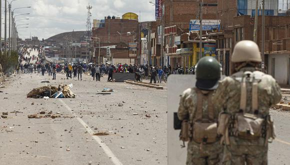 Partidarios del derrocado presidente Pedro Castillo chocan con fuerzas militares en la ciudad andina peruana de Juliaca, el 7 de enero de 2023. (Foto de Juan Carlos CISNEROS / AFP)