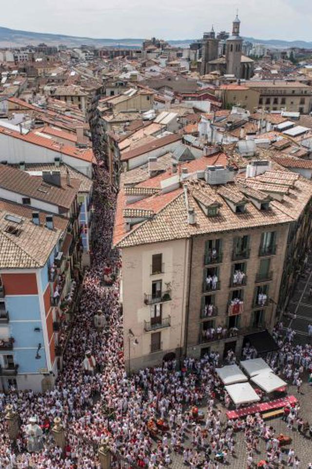 A casa llena. Los encierros de Pamplona son los más conocidos de los que se realizan en verano en los pueblos de España. Los Sanfermines, que mezclan procesiones religiosas, fiestas toda la noche y las peligrosas corridas, culminarán este año el 14 de jul