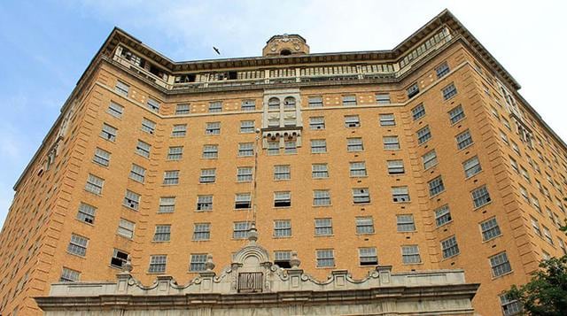 En 1929, antes que estallara la &quot;Gran Depresión&quot;, el Hotel Baker abrió sus en Mineral Walls, Texas. Con 57 metros de alto, su construcción tuvo un costo de USD 1.2 millones, un exceso para la época. El hotel tuvo su periodo de gloria durante la 