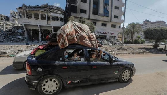 Residentes de la ciudad de Gaza comienzan a evacuar tras el aviso de Israel de una invasión terrestre. (EFE/MOHAMMED SABER).