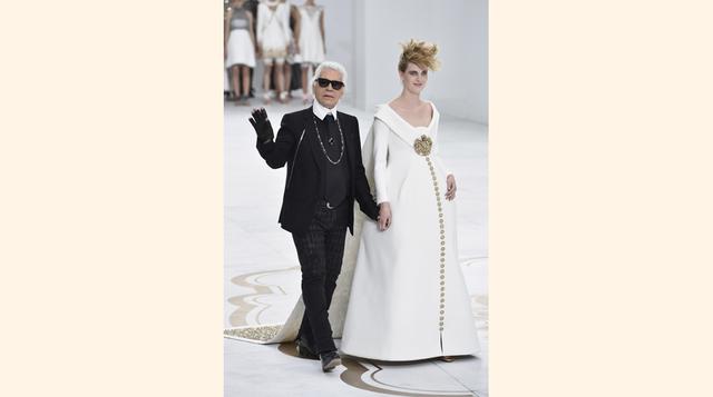 El diseñador de Chanel Karl Lagerfeld junto a una modelo con un vestido de novia embarazada (Foto: Getty)