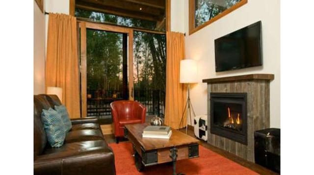 Esta cabaña de madera cuenta con 400 pies cuadrados (37 m_) y consta de una cocina equipada, salón, baño y dormitorio, y algunos extras como aire acondicionado y una estufa de madera, disponibles bajo pedido.