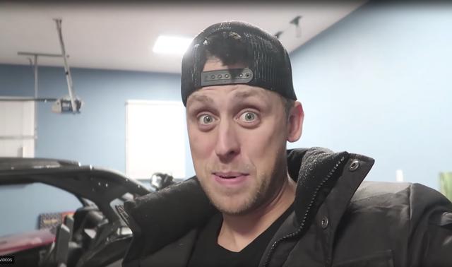 FOTO 9 | 2. Roman Atwood
Roman es un vlogger en el sentido más tradicional de la palabra; sus videos diarios son en realidad actualizaciones de su vida, donde comparte detalles sobre su familia, incluyendo a sus tres niños pequeños.
Pero Roman también tiene otro lado mucho más descarado. Su segundo canal de YouTube, que tiene poco más de 10 millones de suscriptores, simplemente se llama RomanAtwood y sirve para publicar bromas bastante locas. Forbes incluso lo ha llamado “el Johnny Knoxville digital”.
Patrimonio: $8 millones (6,7 millones de euros)
Canal: Roman Atwood Vlogs
Suscriptores: 14.294.376